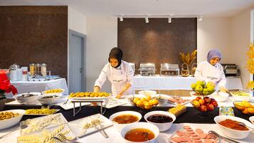 Free daily buffet breakfast