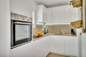 Een koelkast, een oven, een vaatwasser, een koffiezetapparaat/waterkoker