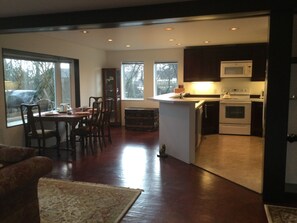 Fridge, microwave, oven, stovetop - Hobby Farm in the City (Spokane Valley)