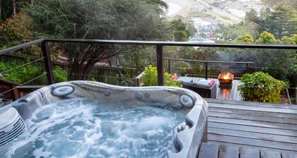 Hot Tub Overlooking Ocean!