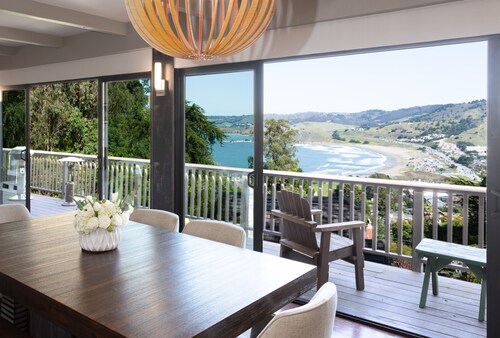 Hot Tub Overlooking Ocean!