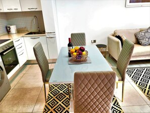 Appartement luxueux | Repas dans la chambre