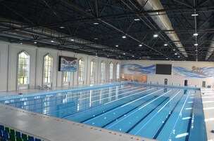 Una piscina cubierta