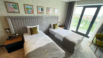 Deluxe Twin Room with City View | 1 bedroom, soundproofing, iron/ironing board, free WiFi