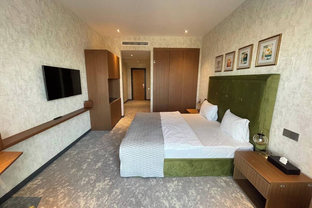 Deluxe King Room with Mountain View