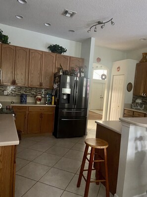 Private kitchen - Cozy comfy one bedroom with your private bathroom and usage of pool kitchen (Loxahatchee)