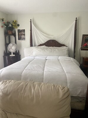 1 bedroom, iron/ironing board, WiFi, bed sheets - Cozy comfy one bedroom with your private bathroom and usage of pool kitchen (Loxahatchee)