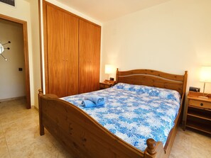 2 bedrooms, iron/ironing board, Internet