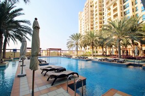 Outdoor pool - Maison Privee - High-End Palm Apt w/ Picturesque Seafront Views (Dubai)