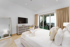 Apartamento Deluxe, 2 habitaciones, no fumadores, vistas al mar | 2 dormitorios, caja fuerte, escritorio y cortinas opacas