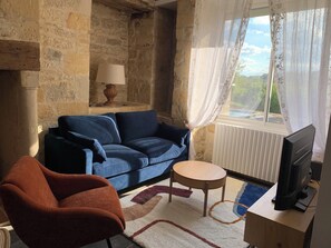 Smart-tv, pejs, bordtennisbord, bøger