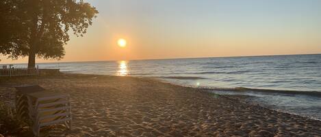 En la playa y camastros