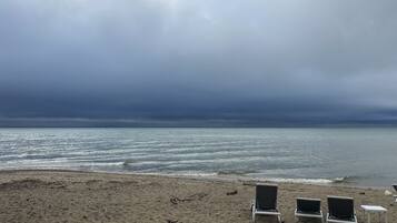 Plage, chaises longues