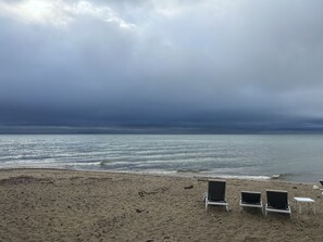 On the beach, sun-loungers - Lake Huron Beachfront Getaway! (Au Gres)