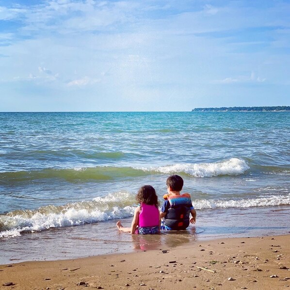 On the beach, sun-loungers - Lake Huron Beachfront Getaway! (Au Gres)
