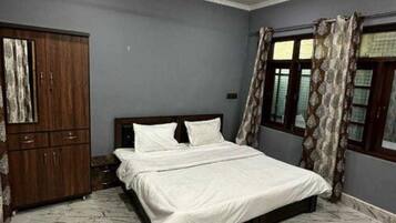 Standard Double Room | Free WiFi, bed sheets