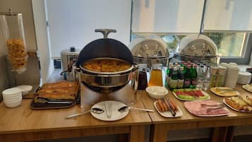 Desayuno típico de la región gratuito y diario
