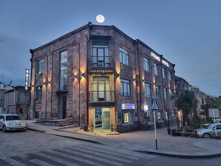 Fachada de la propiedad por la tarde o noche