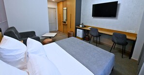 标准三人房 | 埃及棉床单、高档床上用品、迷你吧、客房内保险箱