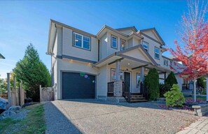 Exterior - Cozy Delightful Home in Quiet Neighborhood (Maple Ridge)