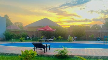 Una piscina al aire libre