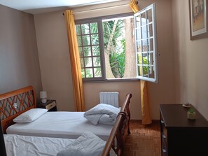 3 bedrooms, iron/ironing board, travel cot, WiFi