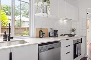 Frigorífico, microondas, horno y placa de cocina