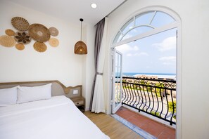 Habitació doble romàntica, 1 llit de matrimoni gran, balcó, vistes a la platja | Terrassa o pati