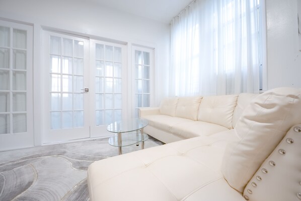 บ้านพักลักซ์ชัวรี่ | บริเวณนั่งเล่น | ทีวีจอแบน