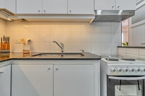 Fridge, microwave, oven, stovetop - Chic Urban Retreat: Your Buenos Aires Haven - Welcome2BA (Centro)