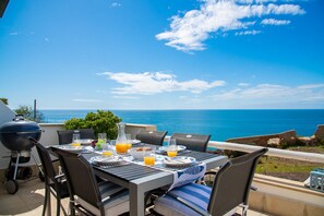 Outdoor dining - Mar a Vista: Best view in town! (Carvoeiro)