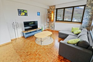 Una Smart TV, una chimenea