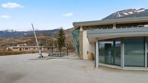Ein modernes Gebäude mit großen Fenstern und Bergblick.