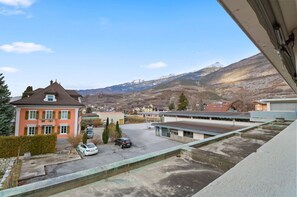Ein Wohngebiet mit Blick auf ein Gebirge.