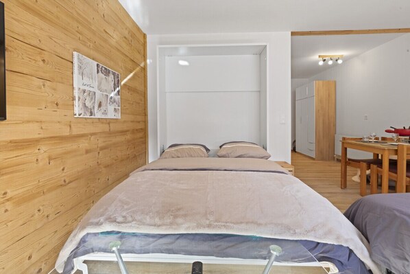 Tabla de planchar con plancha, wifi gratis y ropa de cama 