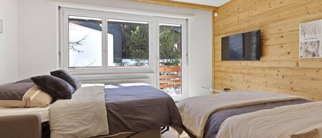 Iron/ironing board, free WiFi, bed sheets