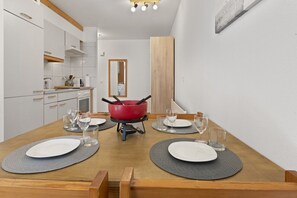 Fridge, oven, stovetop, coffee/tea maker