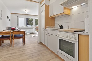 Réfrigérateur, four, plaque de cuisson, cafetière/bouilloire