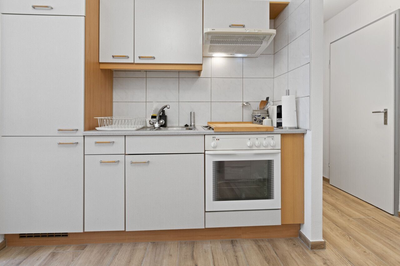 Kühlschrank, Ofen, Herdplatte, Wasserkocher mit Kaffee-/Teezubehör