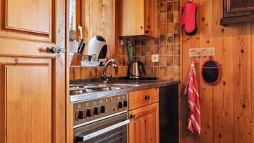 Een koelkast, een oven, een kookplaat, een koffiezetapparaat/waterkoker