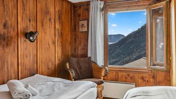 4 slaapkamers, een strijkplank/strijkijzer, gratis wifi, beddengoed