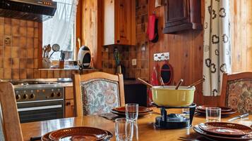 Réfrigérateur, four, plaque de cuisson, cafetière/bouilloire