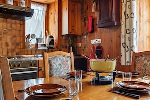 Fridge, oven, stovetop, coffee/tea maker - Chalet Spacieux et Pittoresque (Ovronnaz)