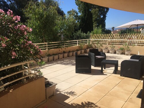 Beau T2/3 rdc avec grande terrasse en Corse