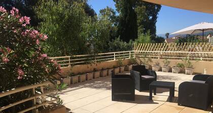 Beau T2/3 rdc avec grande terrasse en Corse