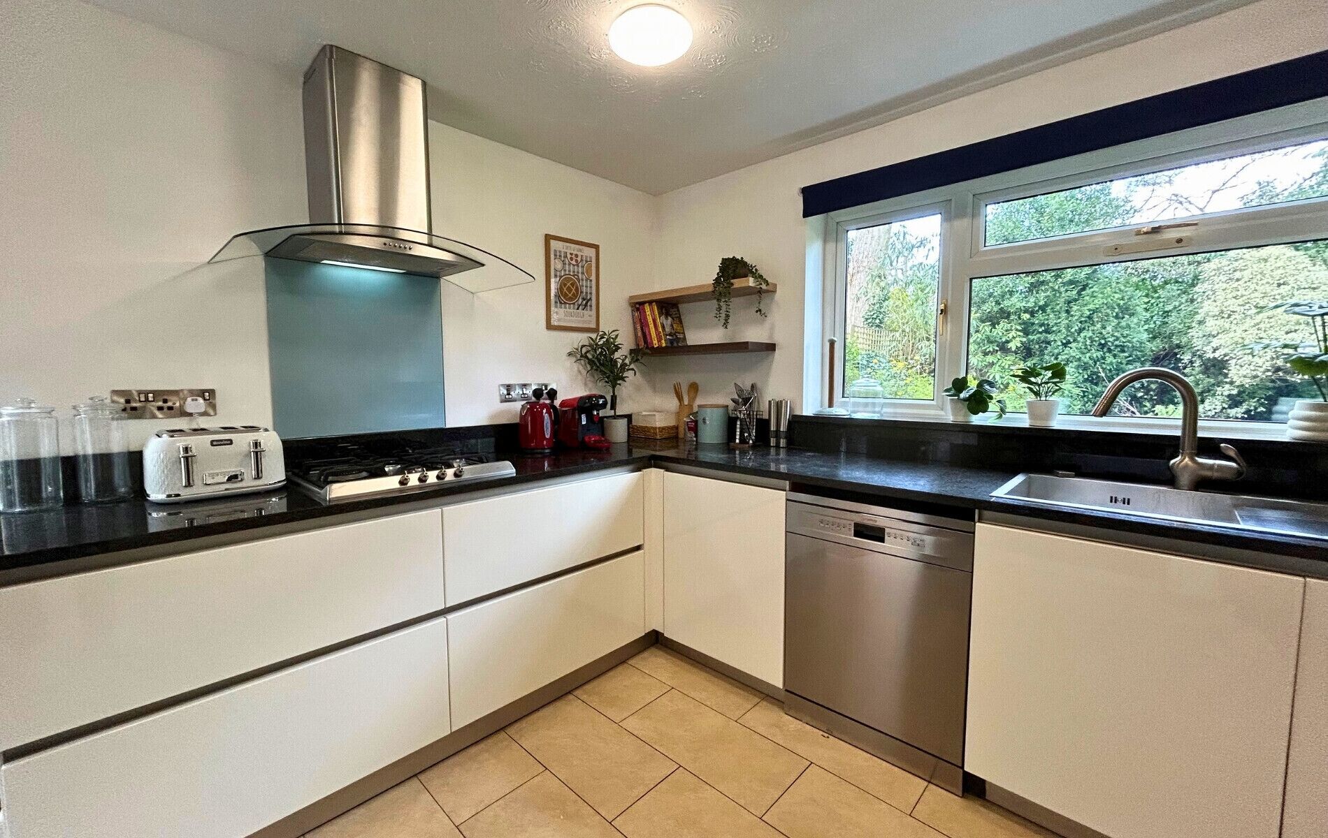 Réfrigérateur, micro-ondes, four, lave-vaisselle