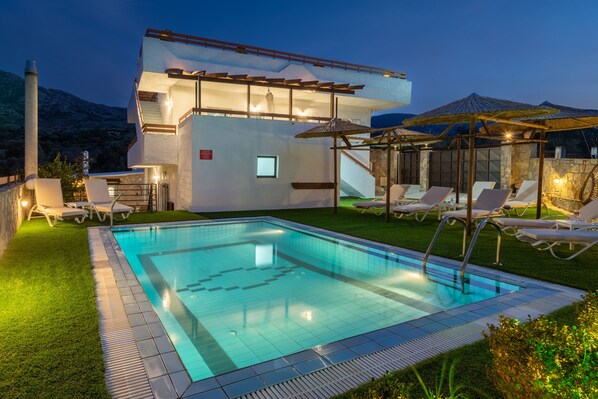 Seasonal outdoor pool, open 8:00 AM to 8:00 PM, pool umbrellas