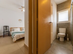 4 bedrooms, desk, internet