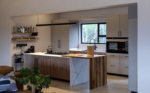 Réfrigérateur, micro-ondes, four, lave-vaisselle