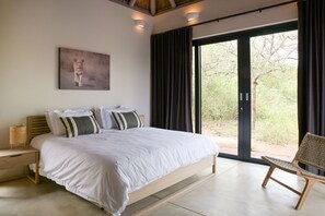3 bedrooms, iron/ironing board, free WiFi, bed sheets - Villa Sibuya: attractive villa in South African bush (Hoedspruit)